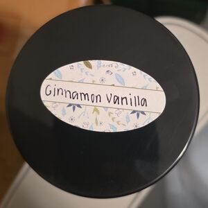 Cinnamon Vanilla Scented Candle - Black